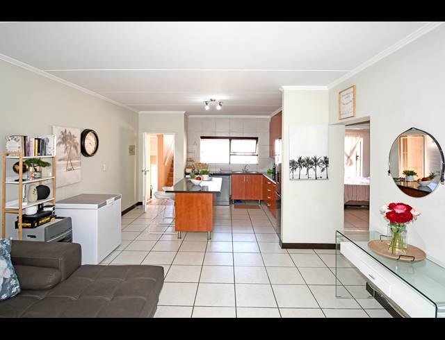 2 BEDROOM APARTMENT FOR SALE IN SUNNINGHILL
